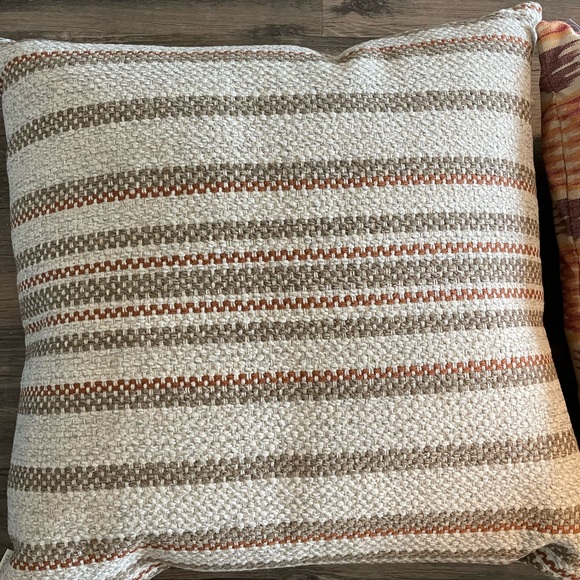 Decorative knit throw pillow - never used! Neutral, rustic chic, farmhouse chic - Picture 4 of 5